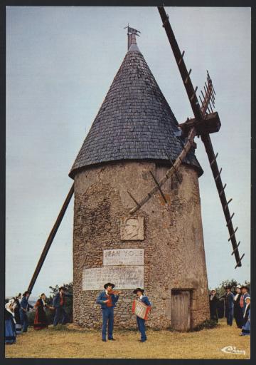 L'un des moulins du mont des Alouettes (avec le groupe folklorique "les Joyeux Vendéens" du Boupère).